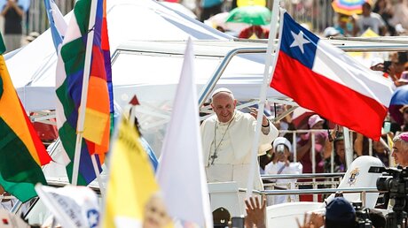 Papst Franziskus grüßt die Menschen in Iquique / © Paul Haring/CNS (KNA)