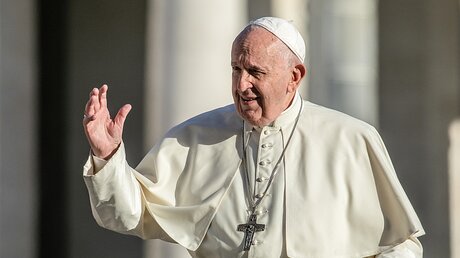 Papst Franziskus grüßt die Menschen während der Generalaudienz / © Stefano Dal Pozzolo (KNA)