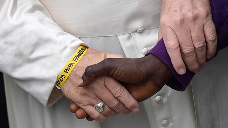 Papst Franziskus hält die Hand eines Flüchtlings / © Osservatore Romano (KNA)