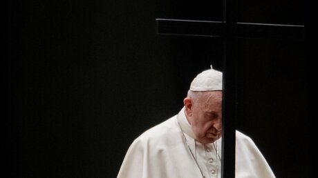 Papst Franziskus hält ein großes Holzkreuz und betet den Kreuzweg / © Cristian Gennari (KNA)