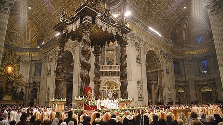 Papst Franziskus hält eine Messe mit Mitgliedern verschiedener Orden in der Petersbasilika / © Domenco Stinellis (dpa)
