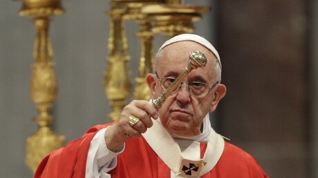 Papst Franziskus hält im Petersdom die Pfingstmesse / © Gregorio Borgia (dpa)