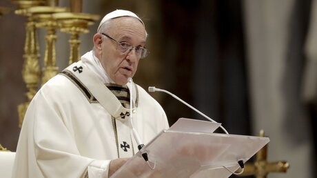Papst Franziskus hält im Petersdom einen Gottesdienst anlässlich des Dreikönigsfestes / © Andrew Medichini (dpa)