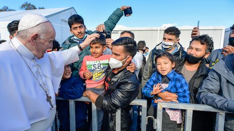 Papst Franziskus im Flüchtlingslager auf Lesbos / © Romano Siciliani/Vatican Media (KNA)