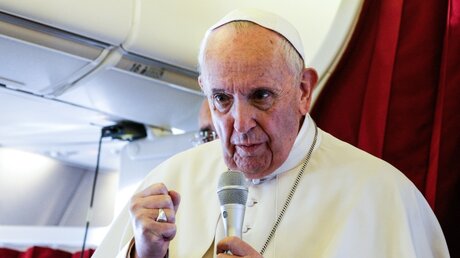 Papst Franziskus im Flugzeug / © Paul Haring (KNA)