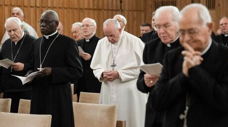 Papst Franziskus im Gebet mit der Kurie in Rom / © Vatican Media/Romano Siciliani (KNA)