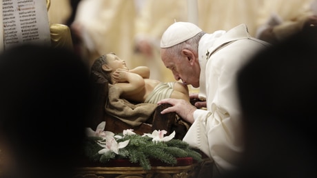 Papst Franziskus küsst eine Statue des Jesuskindes im Petersdom am Dreikönigsfest / © Andrew Medichini (KNA)
