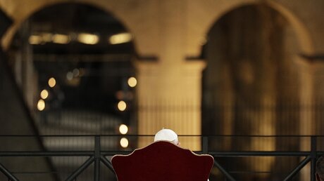 Papst Franziskus leitet am Karfreitag die Kreuzwegprozession vor dem Kolosseum / © Andrew Medichini (dpa)