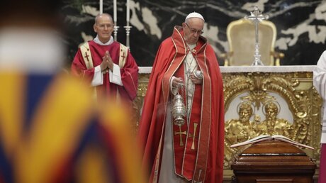 Papst Franziskus (M) segnet den Sarg des verstorbenen Kardinals Jean-Louis Tauran / © Alessandra Tarantino (dpa)