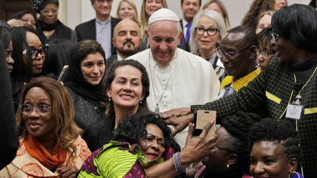 Papst Franziskus mit begeisterten Frauen / © Gregorio Borgia (dpa)