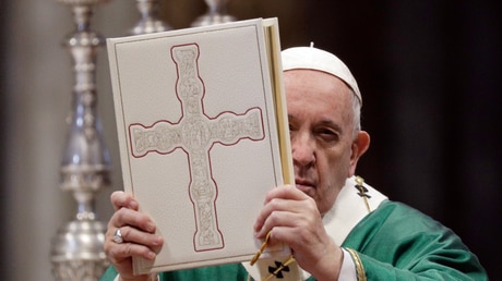 Symbolbild: Papst Franziskus mit dem Evangelium / © Gregorio Borgia (dpa)