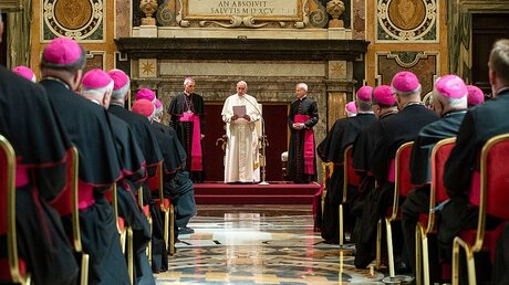 Papst Franziskus mit den Apostolischen Nuntien bei der Nuntien-Versammlung im Vatikan / © Vatican Media (KNA)