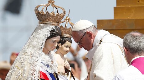 Papst Franziskus mit der Gottesmutter / © Paul Haring (KNA)