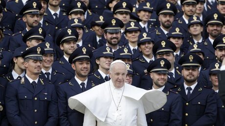 Papst Franziskus mit einer Gruppe italienischer Polizisten im Rahmen seiner wöchentlichen Generalaudienz auf dem Petersplatz / © Andrew Medichini (dpa)