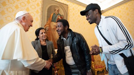 Papst Franziskus mit Flüchtlingen / © Vatican Media/Romano Siciliani (KNA)