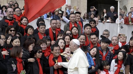 Papst Franziskus mit Gläubigen aus China  / © Gregorio Borgia (dpa)