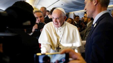 Papst Franziskus mit Journalisten (Archivbild) / © Paul Haring/CNS photo (KNA)