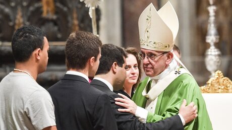 Papst Franziskus mit Jugendlichen beim Abschlussgottesdienst der Synode / © Cristian Gennari/Romano Siciliani (KNA)