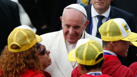 Papst Franziskus mit Jugendlichen (Archiv) / © Paul Haring (KNA)