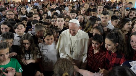 Papst Franziskus mit Jungen und Mädchen während eines Besuches der Schule Elisa Scala / © Vatican Media (KNA)