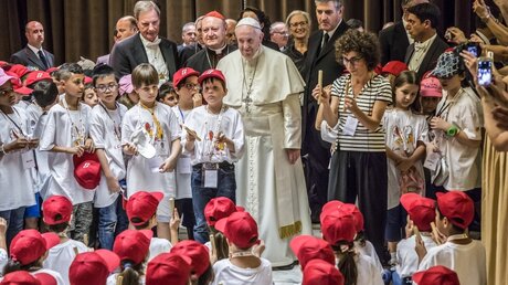 Papst Franziskus mit Kindern aus Problemvierteln Mailands / © Stefano Dal Pozzolo (KNA)