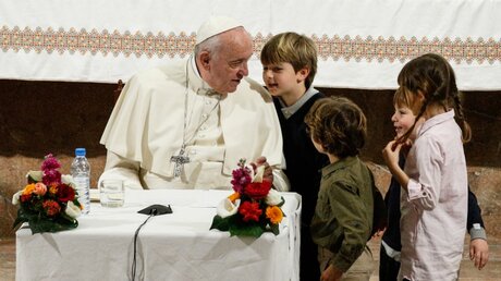 Papst Franziskus mit Kindern im Gespräch / © Paul Haring (KNA)