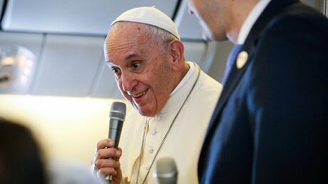 Papst Franziskus mit Mikrofon / © Paul Haring/CNS photo (KNA)