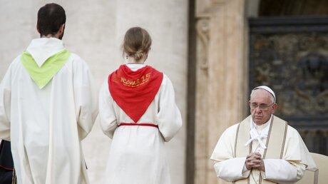 Papst Franziskus mit Ministranten / © Romano Siciliani (KNA)