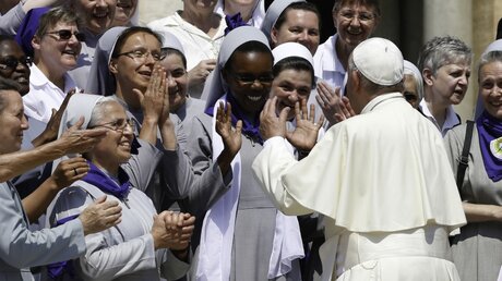 Papst Franziskus mit Ordensfrauen / © Paul Haring (KNA)