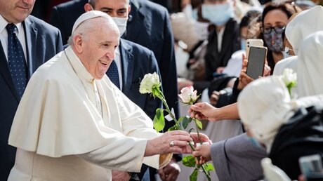 Papst Franziskus nimmt eine Blume entgegen / © Cristian Gennari/Romano Siciliani (KNA)