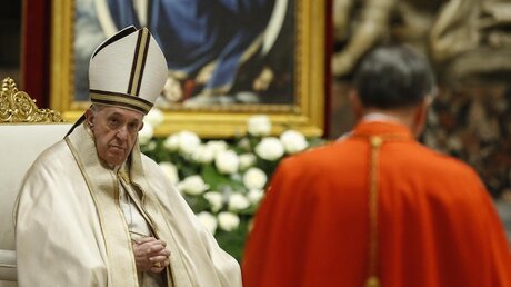 Papst Franziskus  nimmt an einer Konsistorium teil. / © Fabio Frustaci/ANSA Pool/AP (dpa)
