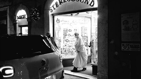 Papst Franziskus vor einem Plattenladen in Rom (VN)