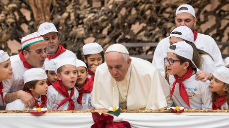 Papst Franziskus pustet eine Geburtstagskerze aus (Archiv) / © Simone Risoluti/Romano Siciliani (KNA)