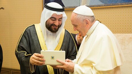 Papst Franziskus (r) mit Abdullah bin Fahad Al-Luhaidan, Berater des Ministers für islamische Angelegenheiten in Saudi-Arabien / © Saudi Press Agency (dpa)