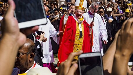 Papst Franziskus in Rangun (Myanmar) / © Jack Kurtz (dpa)