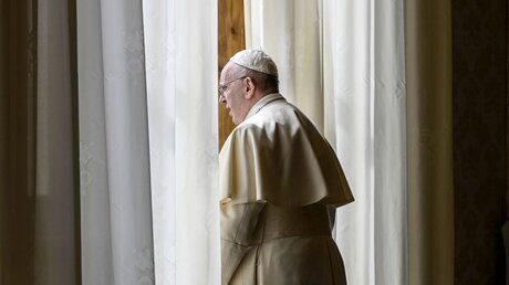 Papst Franziskus schaut auf Petersplatz / © Vatican Media/Romano Siciliani (KNA)