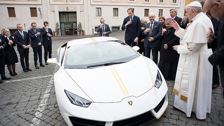 Papst Franziskus segnet den Lamborghini / © Osservatore Romano (KiN)