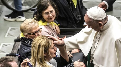 Papst Franziskus segnet eine Frau (Archiv) / © Stefano dal Pozzolo/Romano Siciliani (KNA)
