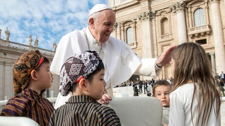 Papst Franziskus segnet Kinder (Archiv) / © Vatican Media/Romano Siciliani (KNA)