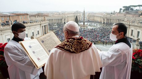 Papst Franziskus spendet den Segen "Urbi et orbi" / © Vatican Media/Romano Siciliani (KNA)