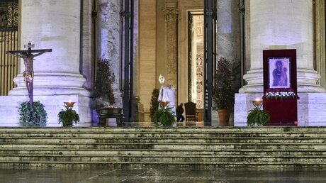 Papst Franziskus spendet Segen "Urbi et orbi" / © Vatican Media/Romano Siciliani (KNA)