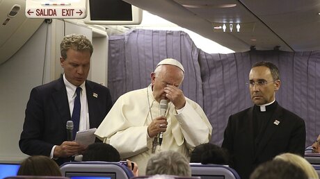 Papst Franziskus spricht auf dem Rückflug von Peru mit Journalisten / © Alessandra Tarantino (dpa)