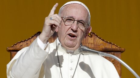  Papst Franziskus spricht bei seinem Besuch in Piazza Armerina zu Gläubigen / © Andrew Medichini (dpa)
