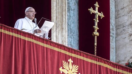 Papst Franziskus spricht den Segen "Urbi et orbi" / © Stefano Dal Pozzolo (KNA)
