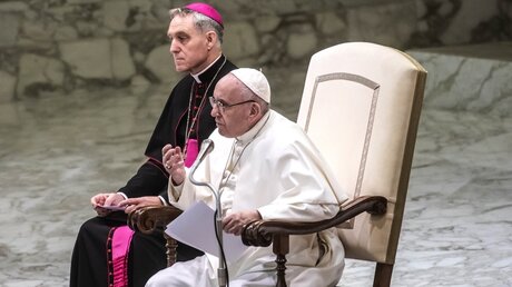 Papst Franziskus spricht im Vatikan / © Stefano dal Pozzolo (KNA)