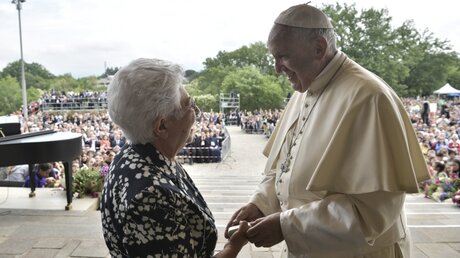 Papst Franziskus spricht mit Maria Voce, Präsidentin der Fokolar-Bewegung / © Vatican Media (KNA)
