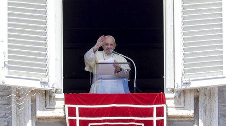 Papst Franziskus spricht während des Angelus-Mittagsgebets seinen Segen / © Andrew Medichini/AP (dpa)