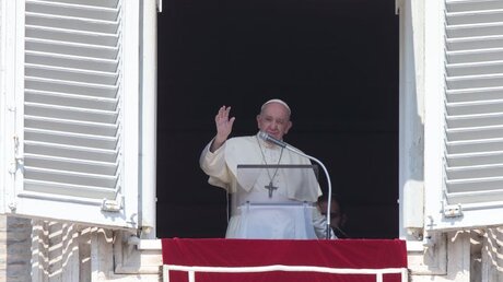 Papst Franziskus steht am Fenster und betet den Angelus / © Evandro Inetti/ZUMA Wire (dpa)