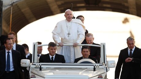Papst Franziskus steht im Papamobil (Archiv) / © Paul Haring/CNS Photo (KNA)