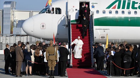Papst Franziskus steigt aus dem Flugzeug bei seiner Ankunft am Flughafen von Budapest am 12. September 2021. / © Vatican Media/Romano Siciliani (KNA)